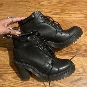 Dr. Marten Averil heel boots size 6